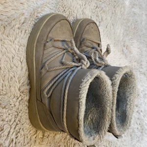 Vinterskor❄️ - Beiga vinterskor med fluffig insida! Säljs för att dem är för små.