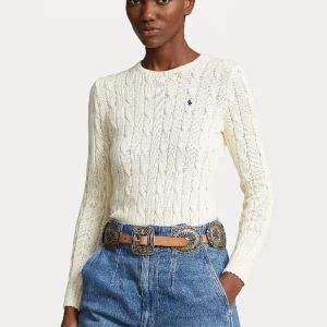 SNYGG POLO TRÖJA - Jag säljer min fina polo Ralph lauren tröja som är i bra skick. Tröjan är välhandomtagen men varit använd. Inga fläckar eller hål. Är i färgen créme. Skriv om ni undrar  nåt!💓