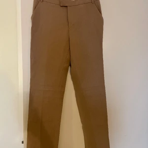 Byxor - Beiga byxor från Tiger of Sweden, modell Macie storlek 36. Sparsamt använda så i mycket bra skick.