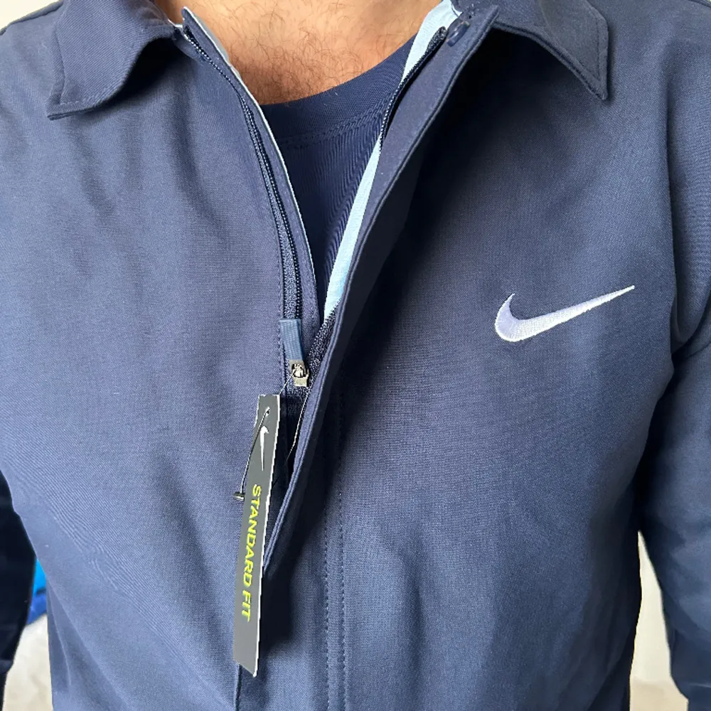 Fin jacka från Nike, storlek s, marinblå, aldrig använd. Jackor.