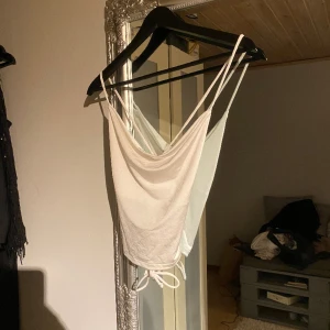 Vit festtopp - Söt fest topp i satin med din rygg🤍