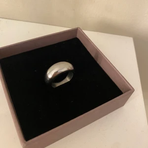 Ring Edblad  - Säljer denna tog från Edblad, nypris 399. Säljer då jag inte riktigt får användning av den längre.🩷 hör av er vid frågor!