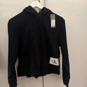 CK hoodie  - Oanvänd Calvin Klein tjocktröja med prislapp kvar. Ord pris 770kr, säljer för 250kr🤍