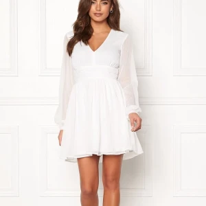 Studentklänning  - Säljer min studentklänning🤍 Använt en gång och den är i nyskick! Köparen står för frakt🩷