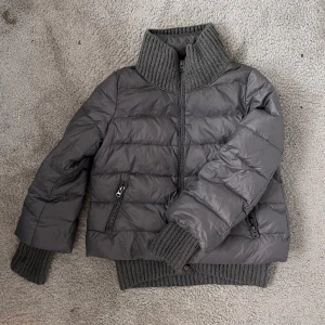 Jacka!  - Så snygg jacka som var min favorit förra året, den är lite fläckig eftersom det blir lätt så när den är grå men det är verkligen inget man tänker på❤️