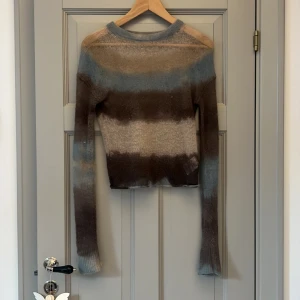 Stickad tröja från Weekday - Stickad tröja från Weekday som inte själs längre. Så fin och så så mjuk! 🩷