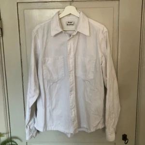 Acne Studios Skjorta - Vit bomullsskjorta från Acne Studios i bra skick utan några defekter. Nypris ca 3000 kr. Skriv gärna om du har några frågor/vill se fler bilder!