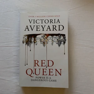 Bok - Red queen på engelska med spår av användning 💕 Orginal pris: 115kr - pris går att diskuteras!