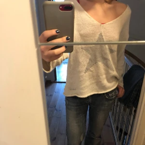 Stickad tröja  - Jättefin stickad tröja med en grå stjärna på!💕☺️