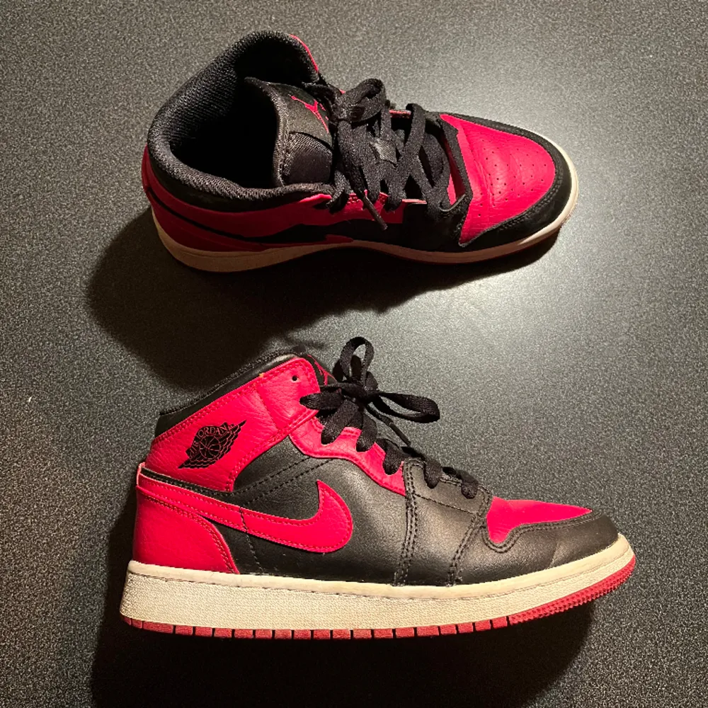 Ett par röd/svarta äkta Nike air jordans 1 i storlek 36. Ej använda många gånger, men lite creasade i fram (syns i bild). . Skor.