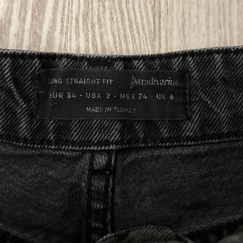 mid jeans. har en liten defekt på ena bakfickan ( se bild 3) är i storlek 34. Jeans & Byxor.