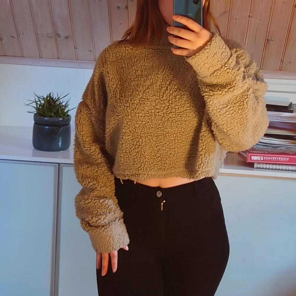 Jättemjuk fluffig björn Sweater som är kroppad🧸💕 färgen på sweatern är smutsgrön💚 storlek M men passar bra på mig som är xs/s. Hoodies.