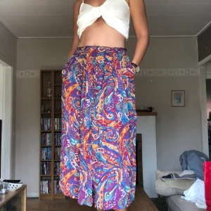 Kjol - Flowig med fickor