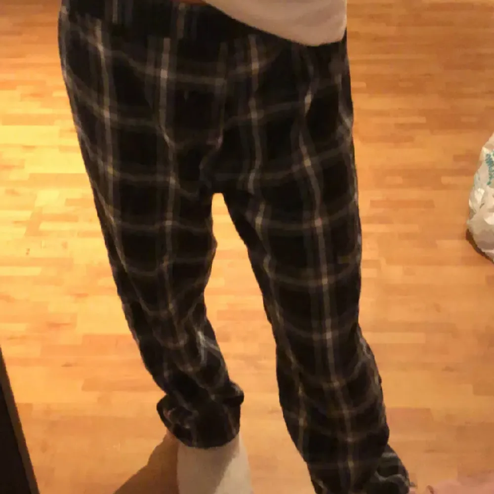 Rutiga pyjamasbyxor i svart och vis i storlek XS, användes ofta, från Shein.. Jeans & Byxor.