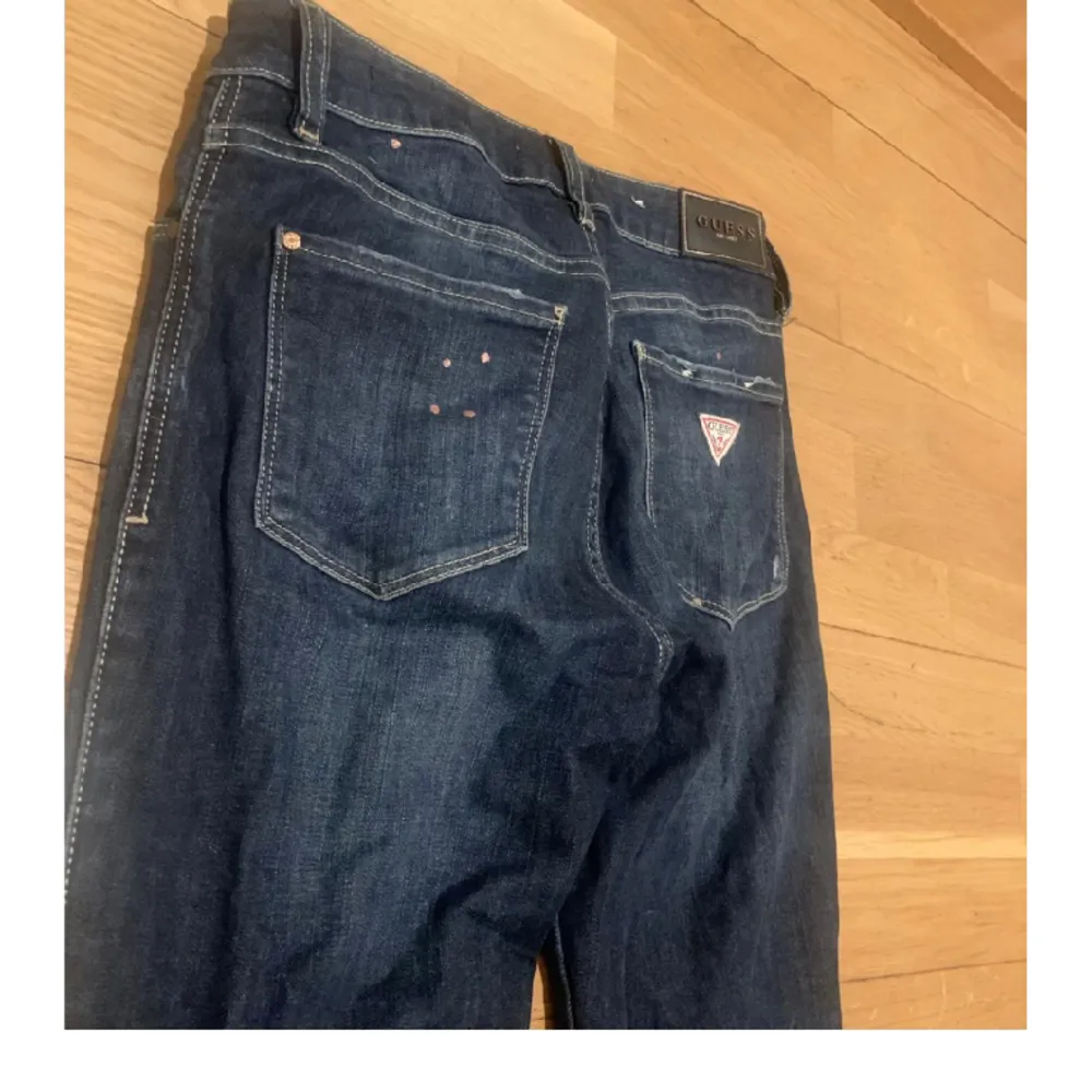 Guess jeans curve Använda 2 gånger fint skick . Jeans & Byxor.