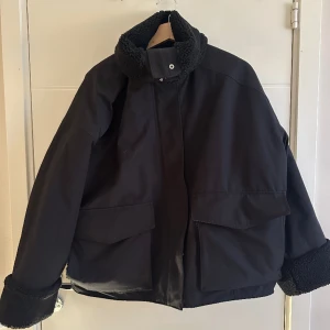 Jacka storlek S - Jacka från &otherstories. Köpt för ett år sedan nypris 1464kr. Använd endast ett fåtal gånger. 