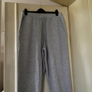 Mjukisbyxor - Grå mjukisbyxor med snörning, supermjuka! 