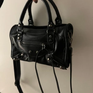 balenciaga liknande väska - svart balenciaga liknande väska🩷 i nyskick, inte använda. finns ett långt band man kan ta av! 💕💕