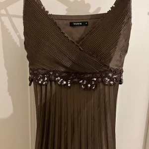 Unik brun topp me coola detaljer🤎 - Köpt secondhand men aldrig använd💛