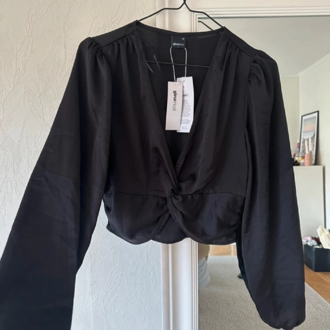 Blus med omlottdetaljđ€