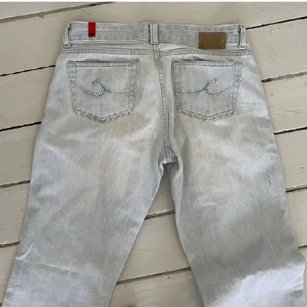 Säljer dessa skit snygga jeans som tyvärr är för stora för mig! Helt oanvända och är i bra skick💗 Skriv privat om intressen eller frågor💋. Jeans & Byxor.