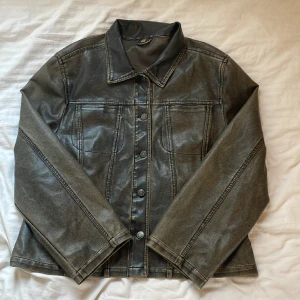 Vintage läder jacka  - Litet hål längst ner på baksidan av jackan, fuskläder, passar som M