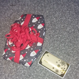 Julklapp  - Super fin julklapp, innehållet är en liten smink palett. Bild på innehåll kan självklart ordnas🎅 Nypris ca 50kr Klisterlappen medföljer