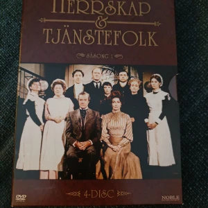 Herrskap och tjänstefolk, säsong 1 - Kartongen är kantstött, annars bra skick