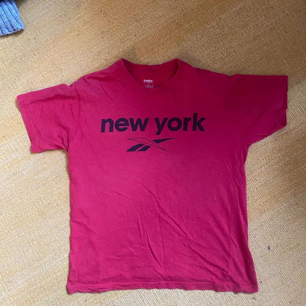 fin röd t-shirt i strl S. Sitter som en M. . T-shirts.
