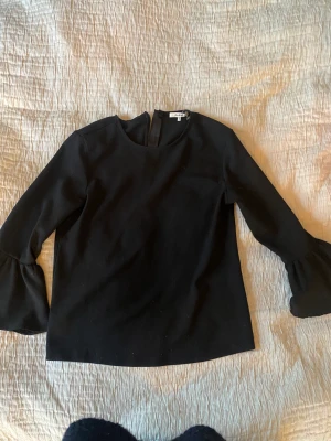 Ganni blus - Jätte söt blus från Ganni med coola ärmar. 