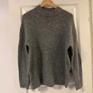 En helt vanlig grå stickad tröja från lager 157, använd max 1-2 gånger så nästan helt ny. Säljer pga att jag har många liknande och den inte kommer till användning. 