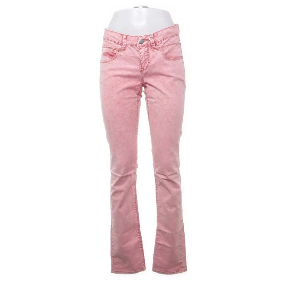 As snygga rosa jeans, klippt slits i de för att de skulle bli mer bootcut❣️ . Jeans & Byxor.