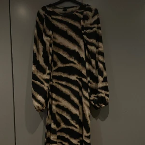 super fin klänning🤎 - Här har vi en super fin brun svart klänning som bara använd 2 gånger!