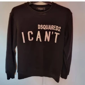 Dsquared 2 tröja *NY!* - Helt ny Dsquared 2 tjocktröja i mycket skön kvalitet! Passar perfekt inför vintern!  Kan mötas upp I Stockholm annars fraktas tröjan via Plick!  