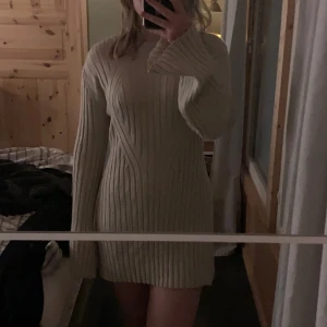 Stickad klänning - Är från gina tricot men är för stor för mig, på första bilden så har jag en hårklämma i ryggen så man ser hur den ska sitta💞 Är i storlek xl men skulle säga att den är l