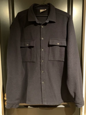 Fleece overshirt - Mörkblå overshirt från ASOS i storlek XL