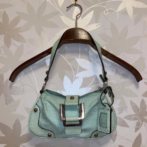 GUESS handbag - Turkos handväska från Guess. Bra skick, sällan använd. 