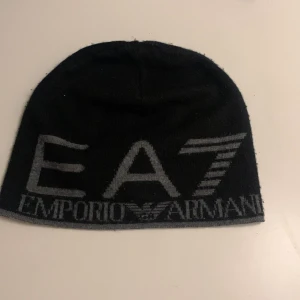 EA7 Emporio Armani mössa - EA7 mössa använd ett tag så säljer billigare 