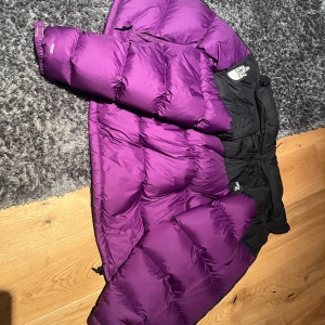 North face nuptse 1996 jacka - Jag har haft jackan i två år. Jackan har haft ett större hål i armen men det är igen lappat med en tyg bit av samma material som jackan. Den har även ett mycket litet hål vid högra fickan skriv för bild. Pris kan diskuteras org pris (3000kr) ungefär.