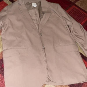 En oversized kavaj i nyskick  - En oversized kavaj i nyskick, den kommer inte till användning och ni får göra skriva om ni har frågor eller vill diskutera priset 🤗