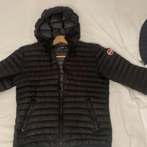 Colmar jacka svart - Säljer min svart stilrena colmarjacka pga utväxande av storleken.  Skick 9/10. Ställ minsta lilla fråga ifall det behövs. 