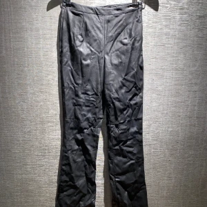 Skinnbyxor | Bikbok - Ett par fina utsvängda skinnbyxor från Bikbok i storlek XS. De är lite skrynkliga, men det fixas av att stryka de! De är väldigt strechiga! Skriv privat för mer bilder och info.
