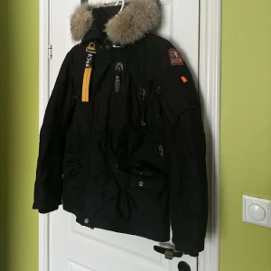 Parajumper jacka  - Parajumper jacka i storlek S men fungerar utmärkt som en M också. Inga slitningar eller annat har varit väl omhändertagen inklusive pälsen🙌