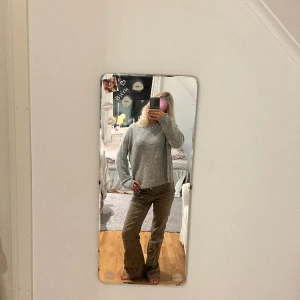 Stickad tröja grå - Jätte fin stickad tröja me lite pärlor på vid kragen. Vällanvönd ❤️