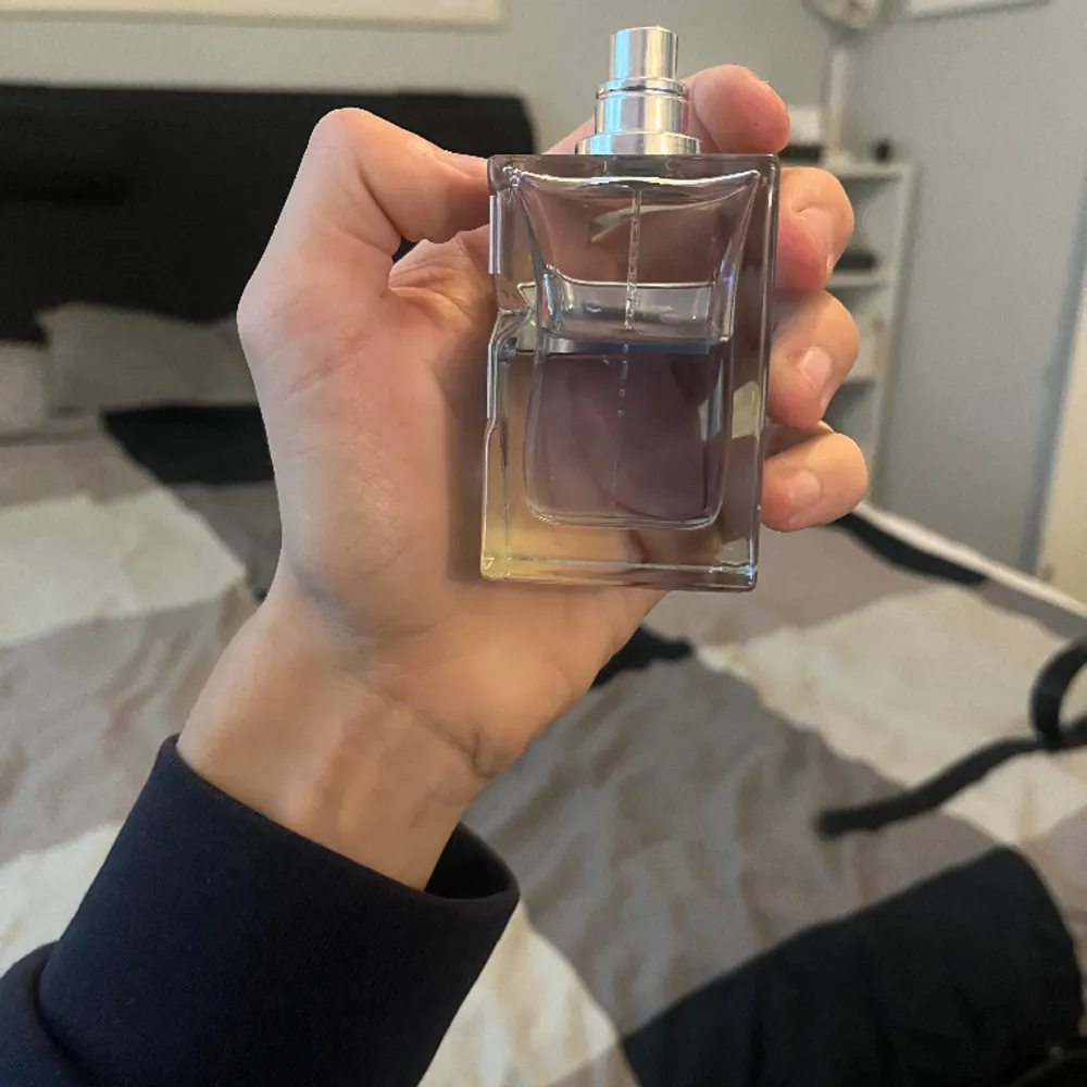 Säljer en saint Laurent parfym som luktar gott  Säljer den då den inte används då jag köpt ny. Cirka halva kvar . Övrigt.