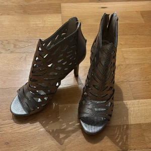 Klackar - Säljer dessa sjukt snygga klackar då de tyvärr är för små för mig..  svårt att beskriva färgen men skulle säga en blandning mellan grå och guld