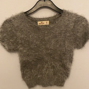 gosig topp - Säljer denna topp från Hollister! Kom privat för fler bilder och detaljer🥰