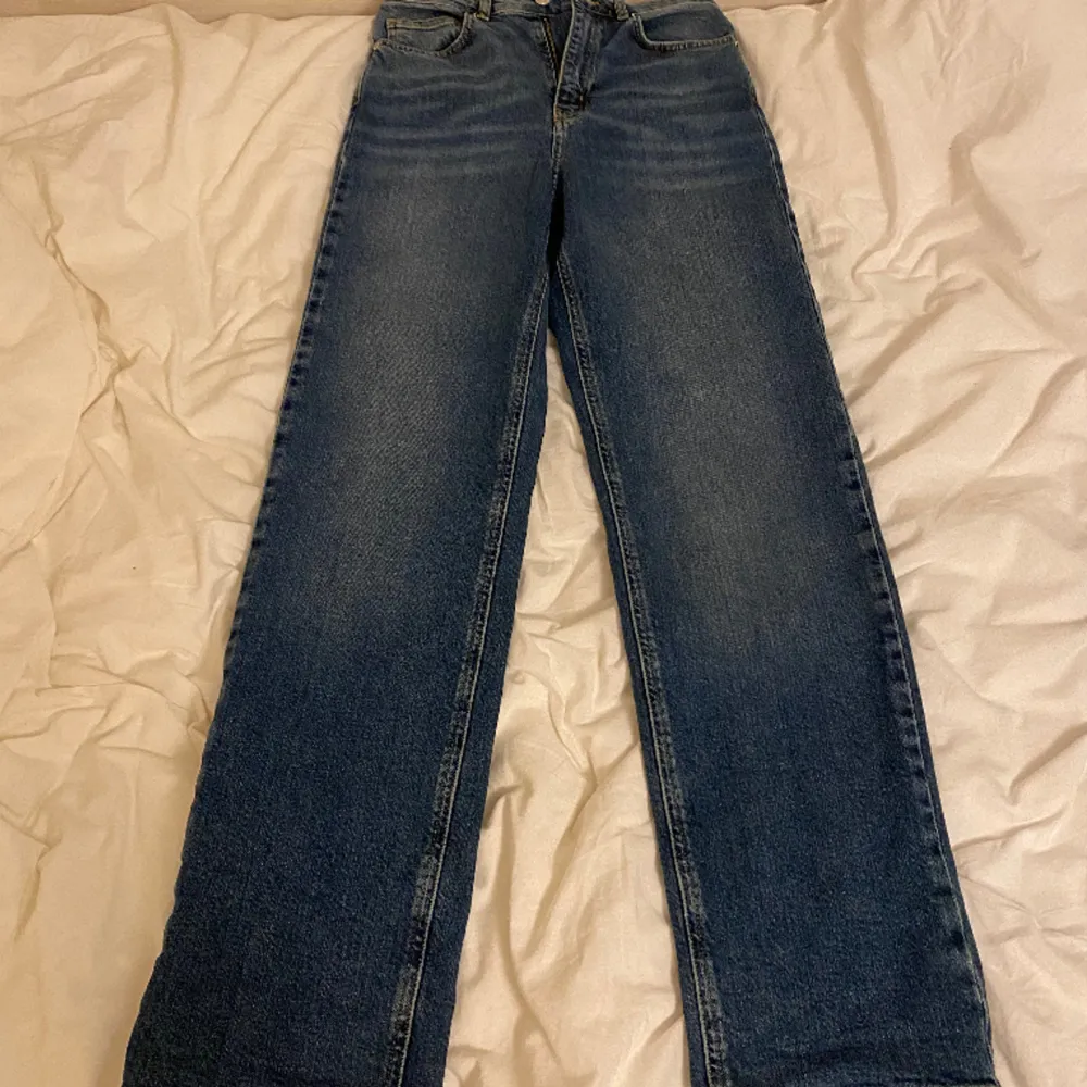 Helt nya högmidjade Carin Wester jeans med straight leg och lappen kvar, nypris 599 🩷innerbenslängd 80 cm . Jeans & Byxor.