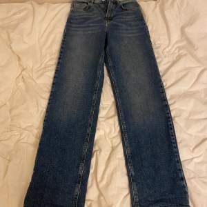 Helt nya högmidjade Carin Wester jeans med straight leg och lappen kvar, nypris 599 🩷innerbenslängd 80 cm 