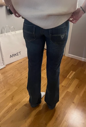 Low waist jeans  - HTC lågmidjade jeans. W30 jag är 173! Midja ca 84-85cm innerbenslängd 90cm!